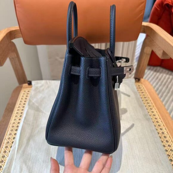 Classic Hermes Bag: A Stylish and Versatile Choice for Elegance - Picture 4 of 6